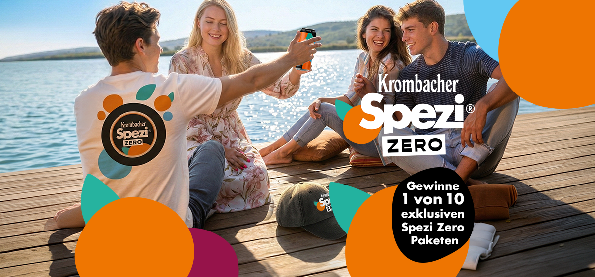 Eine Gruppe junger Leute genießt Krombacher Spezi Zero Getränke auf einem Holzsteg am See, mit Werbung für ein Gewinnspiel von exklusiven Produktpaketen.